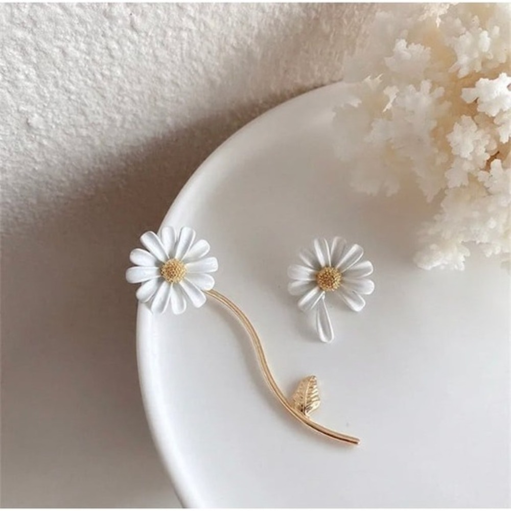 Wild Asymmetric Daisy with stem White Flower Needle Earrings‎ New cute